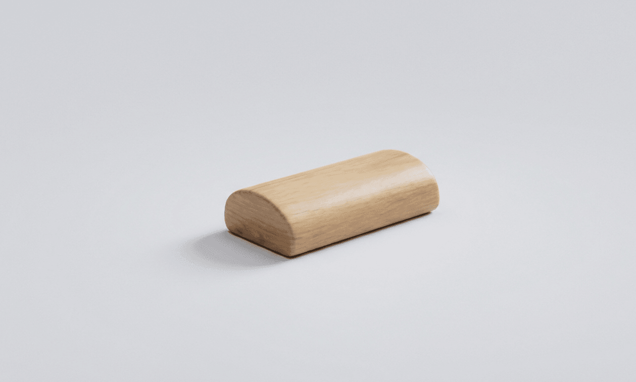 밝은 배경 위에 놓인 찜질방용 나무 베개(목침) 3D 미니멀 일러스트