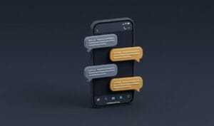 어두운 네이비색 배경에 노란색과 회색의 입체적인 말풍선이 떠 있는 스마트폰 채팅 화면 3D 아이콘 일러스트